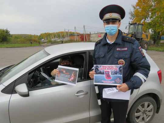 Инспекторы ГИБДД напомнили прокопьевским водителям о правилах перевозки детей