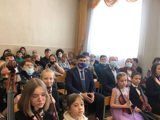 Прокопьевск. В детской музыкальной школы №11 состоялся отчетный концерт оркестрового отделения «Волшебный смычок»