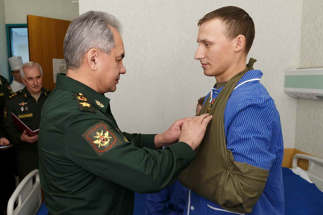 Министр обороны России вручил государственные награды военнослужащим, отличившимся в специальной военной операции