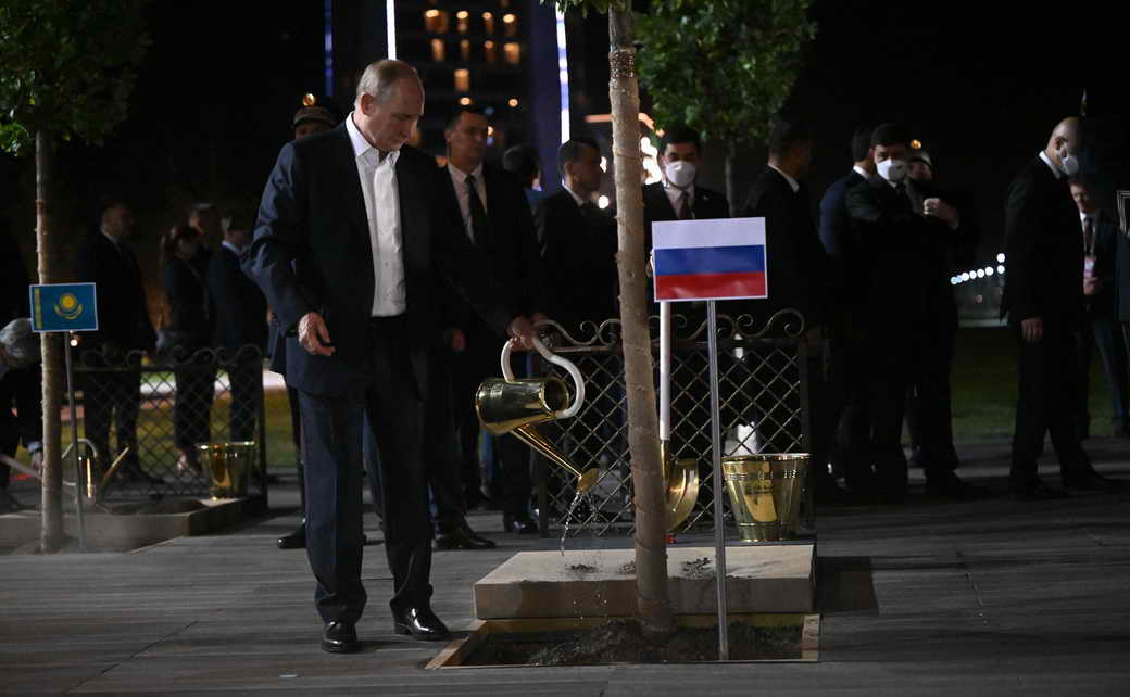 Владимир Путин: Церемония посадки деревьев главами делегаций стран – участниц саммита ШОС Владимир Путин: Церемония посадки деревьев главами делегаций стран – участниц саммита ШОС