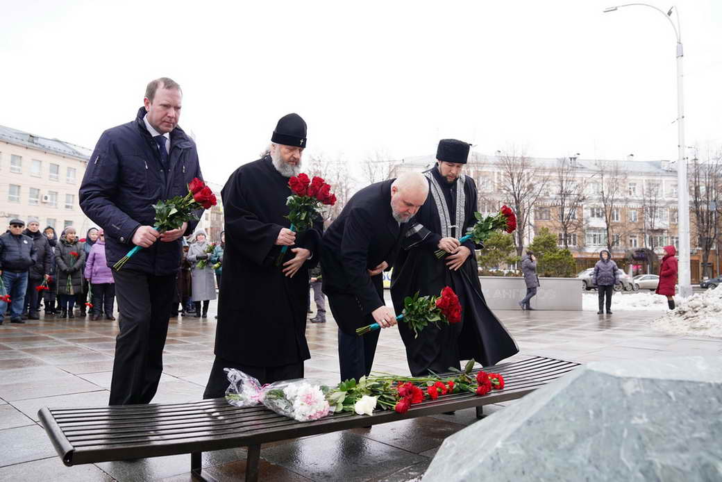 Сергей Цивилев почтил память жертв трагедии в ТЦ «Зимняя вишня»