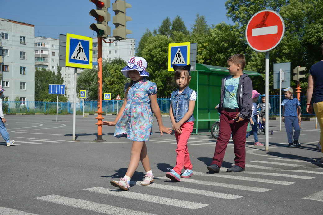 Дети через дорогу. Дети на дороге. Дороги для детей. Дети на дороге летом. Лето дорога дети.