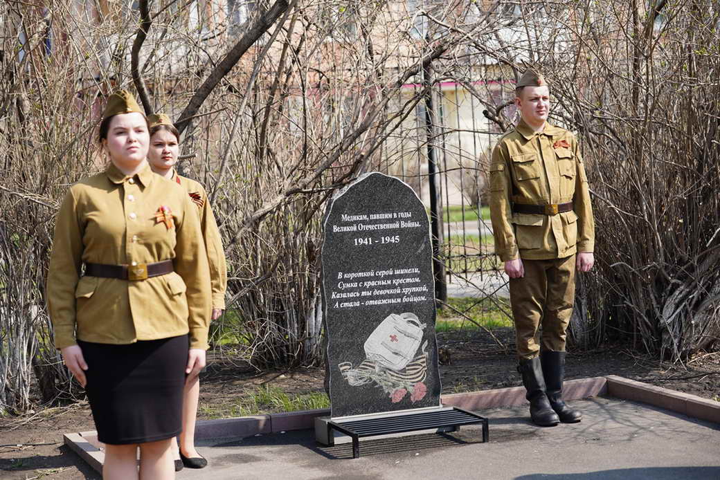 Сергей Цивилев с ветеранами здравоохранения КуZбасса возложил цветы к мемориалу медработникам, погибшим в годы Великой Отечественной войны