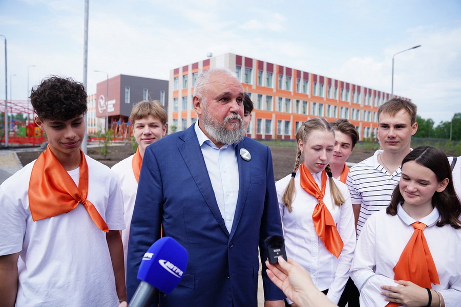 Сергей Цивилев встретился с педагогами и учениками нового образовательного комплекса Юрги