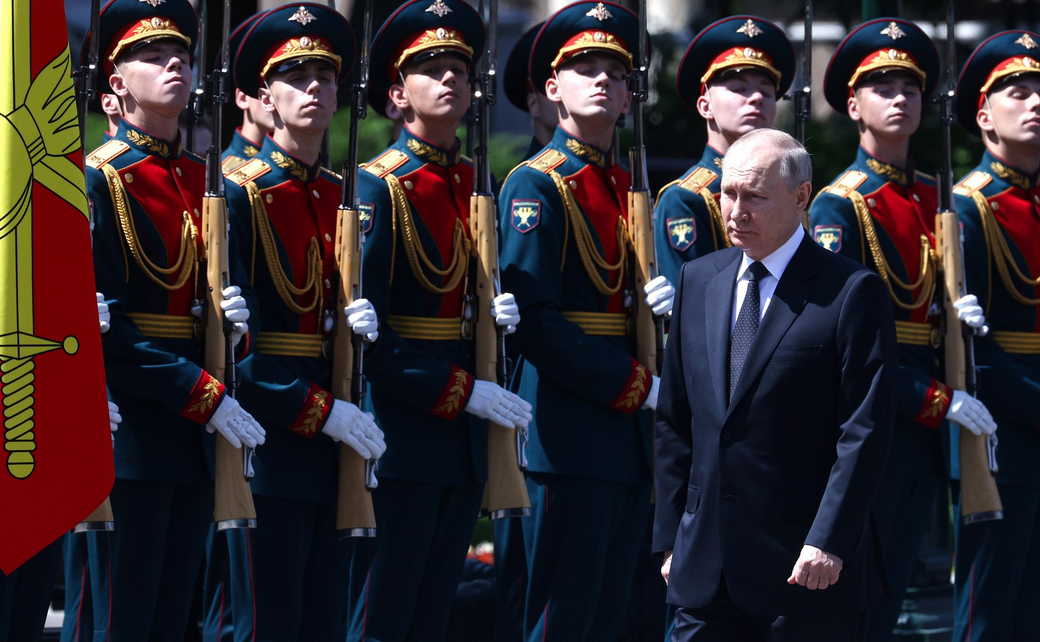 Владимир Путин: В День памяти и скорби Президент возложил венок к Могиле Неизвестного Солдата