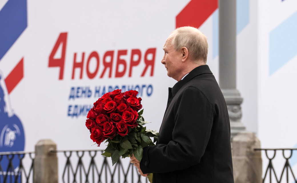 Владимир Путин: Возложение цветов к памятнику Кузьме Минину и Дмитрию Пожарскому
