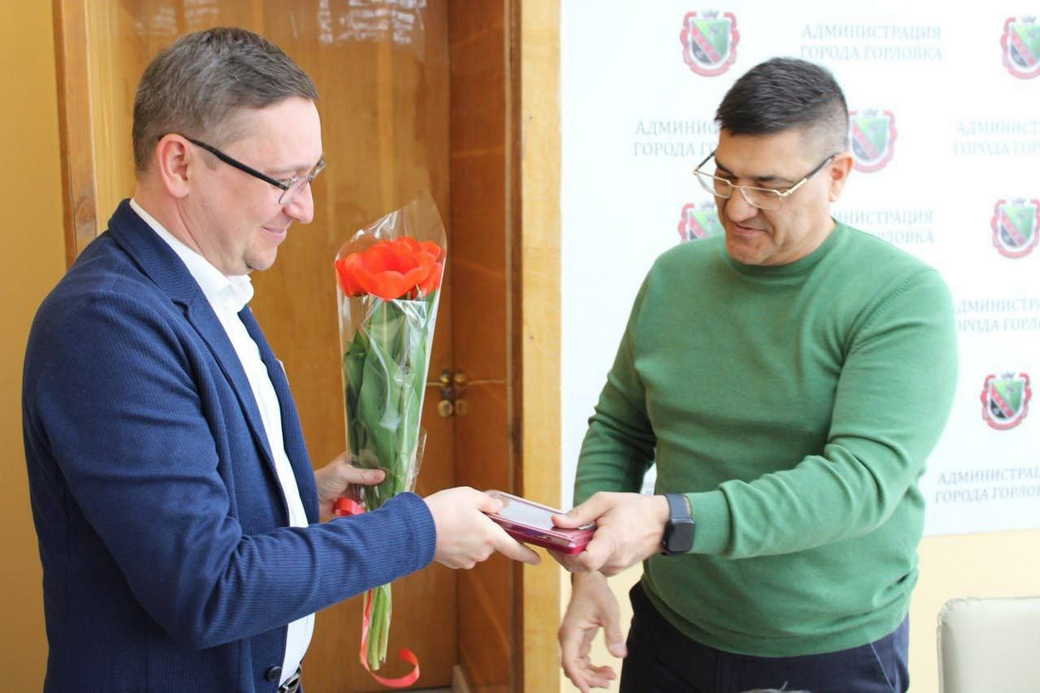 Довран Аннаев вручил награды ряду коллективов предприятий и жителей Горловки