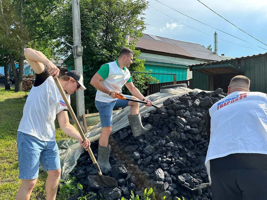 Прокопьевск. Молодые активисты помогли Лилии Аскаровне разгрузить и распределить уголь