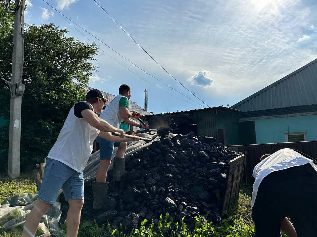 Прокопьевск. Молодые активисты помогли Лилии Аскаровне разгрузить и  распределить уголь | 26.06.2024 | Кемерово - БезФормата