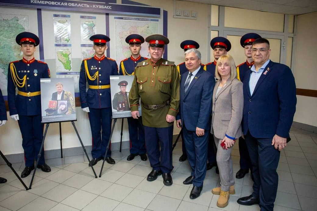 Губернатор Кузбасса Илья Середюк открыл выставку «Отец Героя», посвященную родным кузбасских бойцов Губернатор Кузбасса Илья Середюк открыл выставку «Отец Героя», посвященную родным кузбасских бойцов