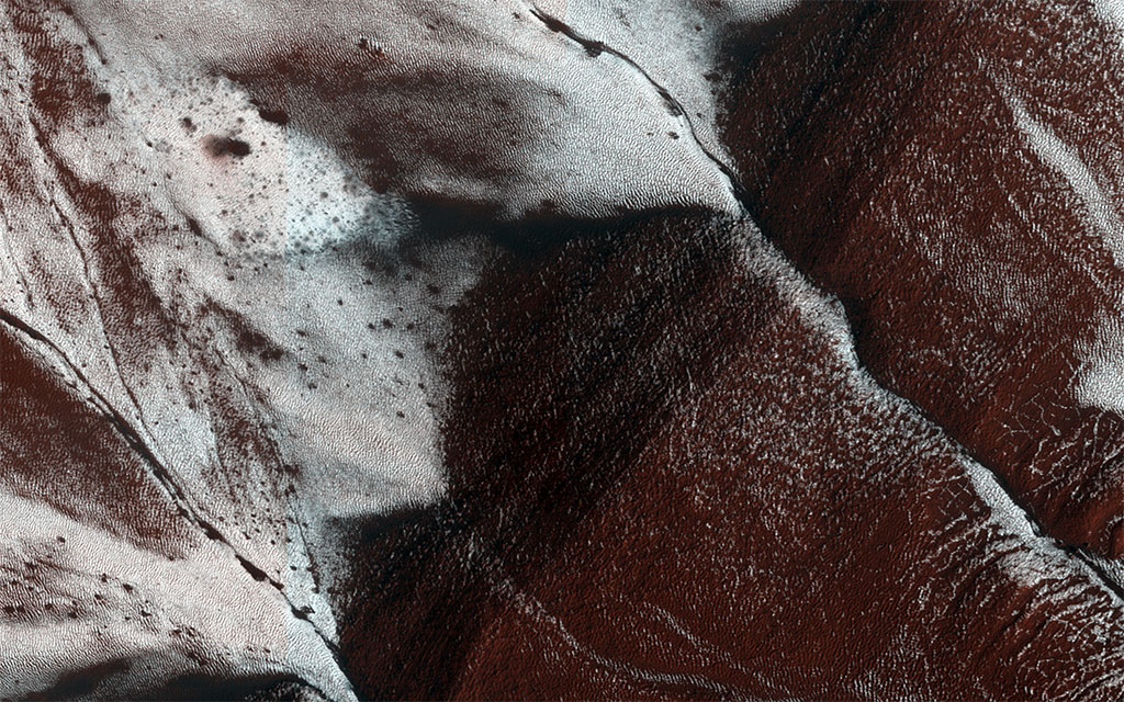 НАСА показало снимок льда на марсианских скалах