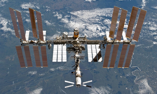 Российские космонавты починили туалет на МКС