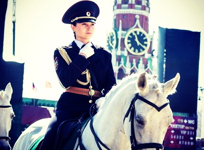 Тысячи японцев «влюбились» в российскую правоохранительницу на белом коне