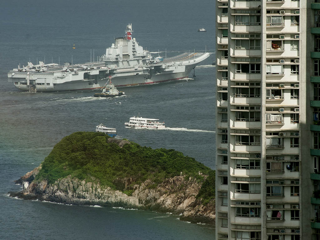 Китайский авианосец «Ляонин» впервые вошел в воды Гонконга