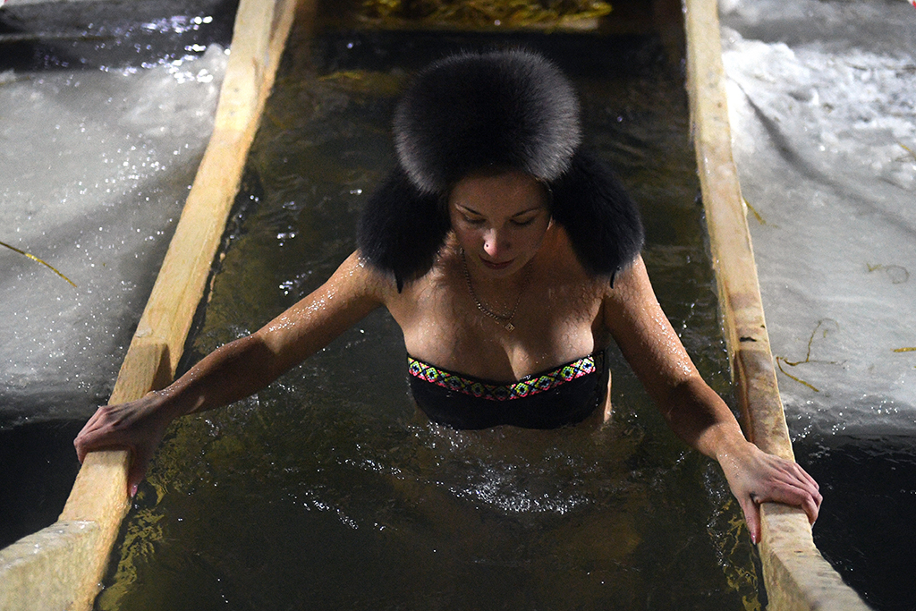 Несмотря на трескучий мороз и коронавирус. Россияне встретили Крещение традиционным купанием в проруби
