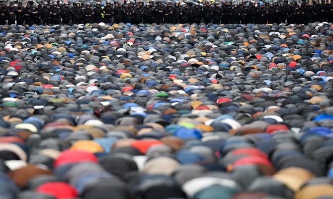 Мусульмане отмечают главный праздник года — Курбан-байрам