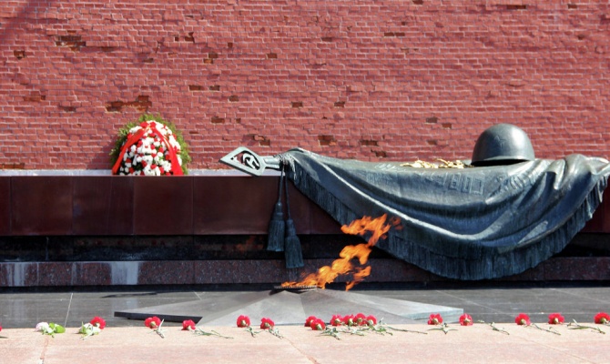 Шойгу возложил венок к могиле Неизвестного солдата в Москве