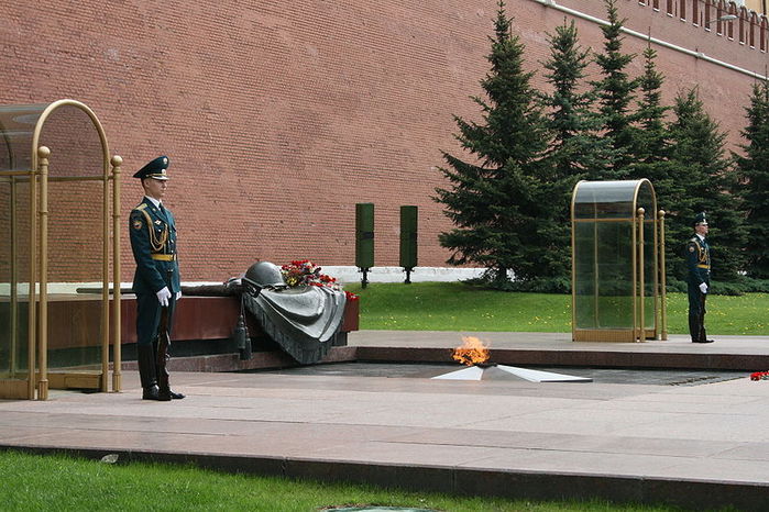 Путин и зарубежные лидеры, преклонив колена, возложили цветы к Могиле Неизвестного Солдата