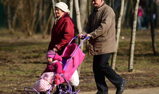 Минтруда предложило открывать пенсионный счет гражданам России при рождении