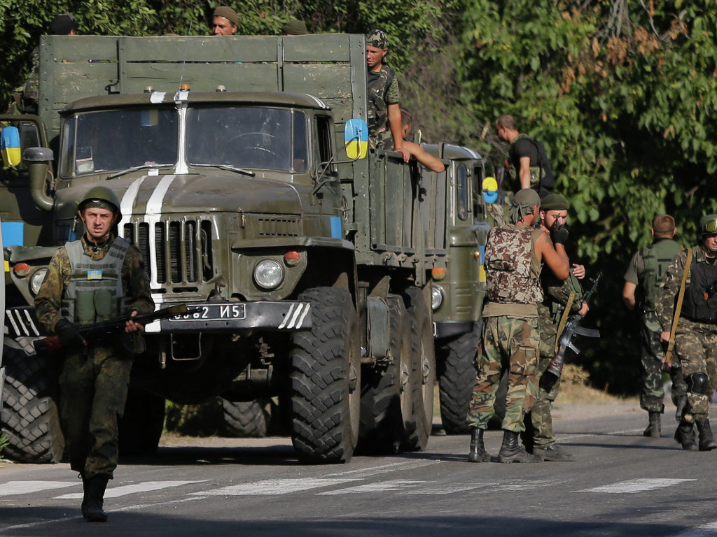 СНБО: украинские военные готовят позиции для отвода тяжелой техники