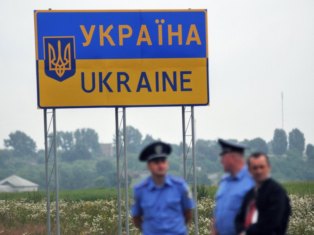 Яценюк: Киев в одностороннем порядке обозначает линию границы с РФ