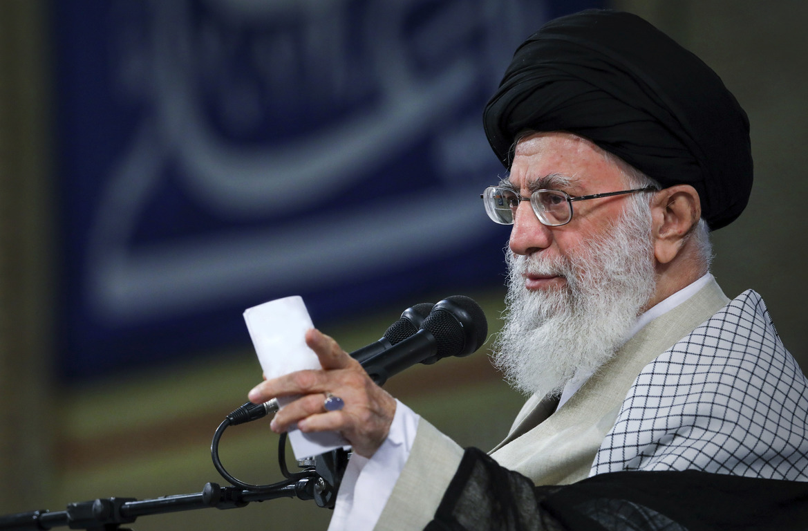 Верховный лидер Ирана призвал к противостоянию экономической войне