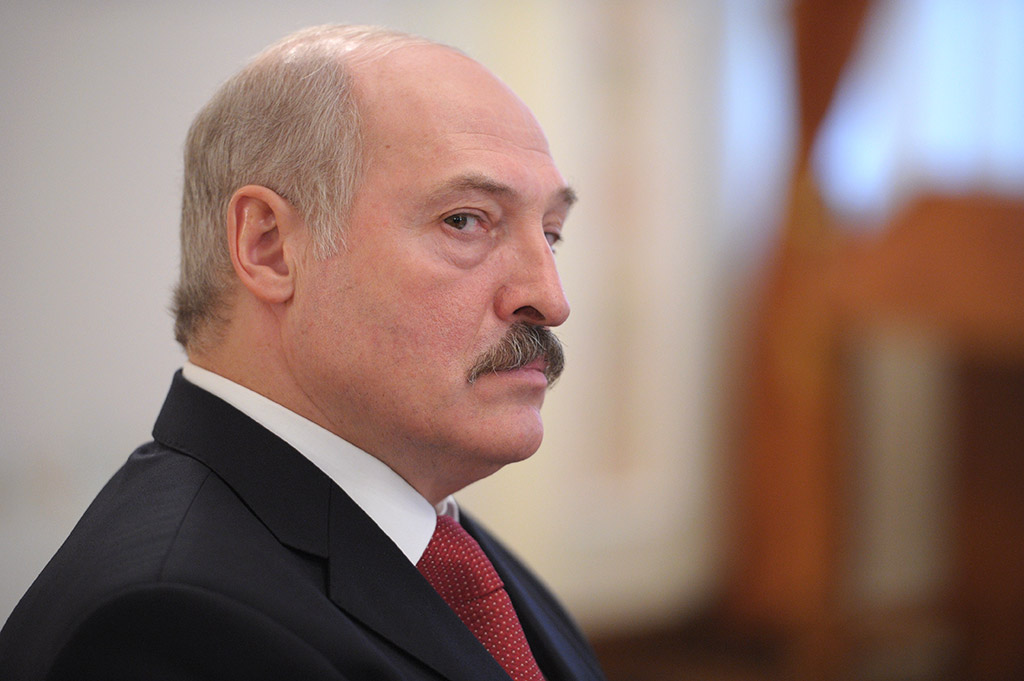 Лукашенко отправил в отставку министра обороны