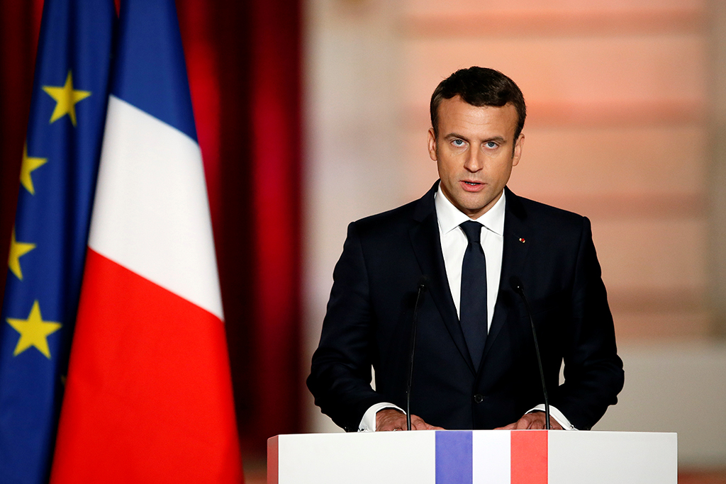 Макрон может лишить Путина высшей награды Франции