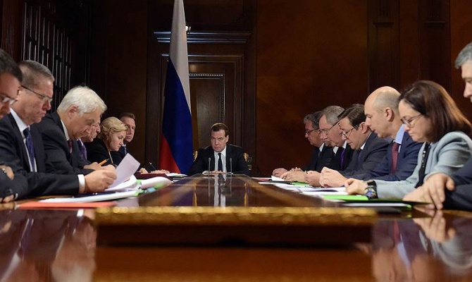 Медведев поручил ввести заградительные пошлины при отсутствии договоренностей с нефтекомпаниями