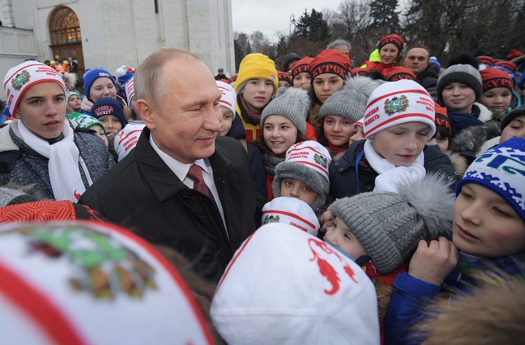 Путин поручил определить орган власти, который будет защищать семьи и детей