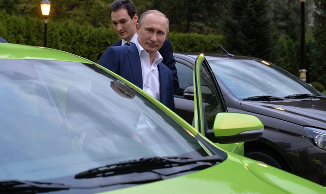 Путин приехал на «Валдай» на зеленой Lada Vesta