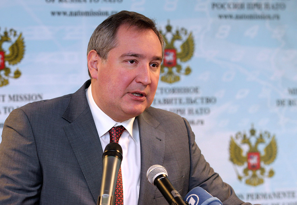 Рогозин заявил о потере контрактов из-за «подлых санкций США»