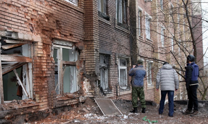 Съемочная группа телеканала «Россия-24» попала под обстрел в Донецке
