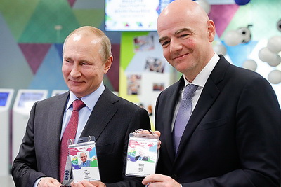 Путин и президент ФИФА получили паспорта болельщиков ЧМ-2018