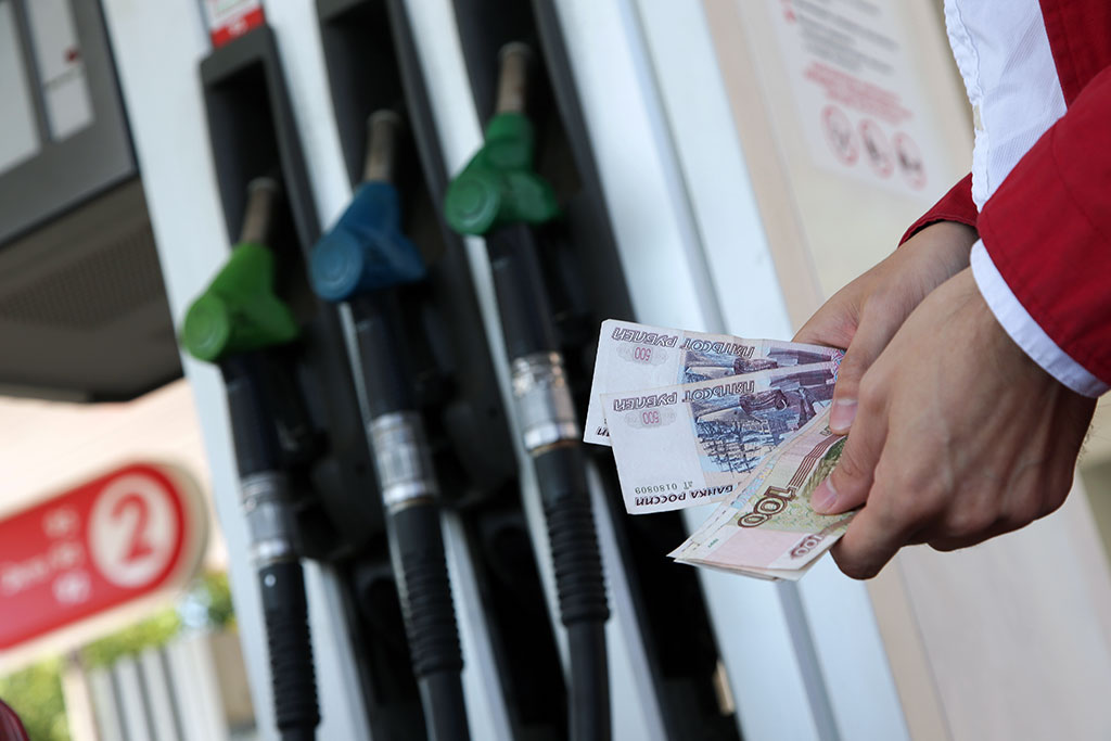 В мае продолжается рост розничных цен на бензин в России