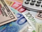 В российских обменниках все спокойно: валюта есть, покупатели исчезли