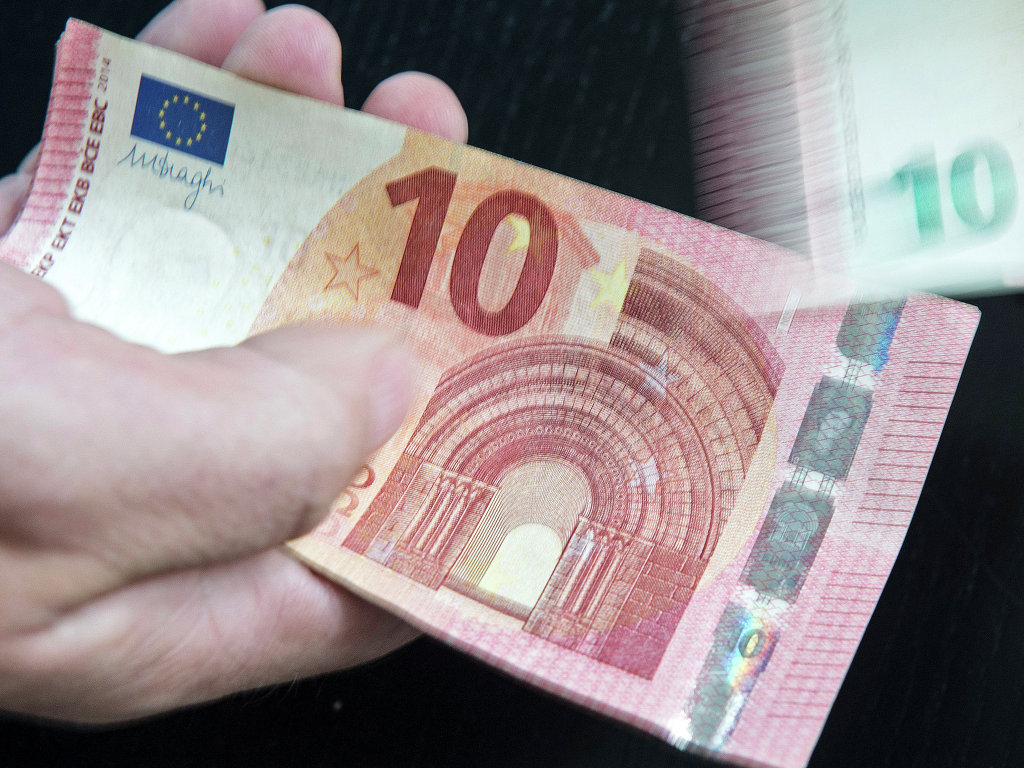 Новые евробанкноты труднее подделать, но легче украсть, пишут СМИ