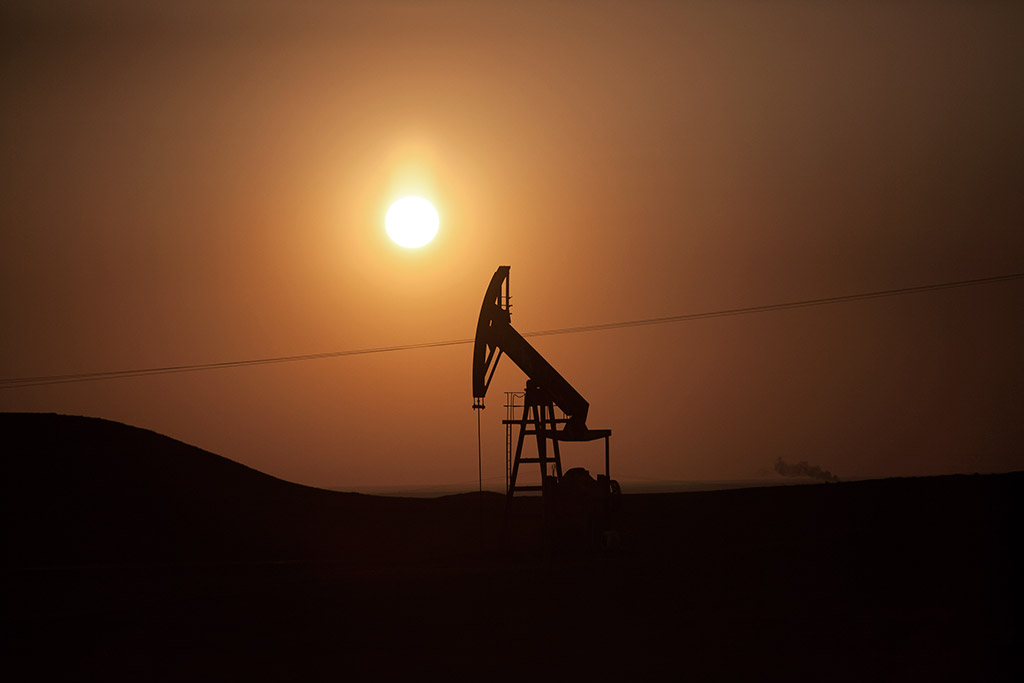 Цена нефти WTI упала существенно ниже $80 впервые за два года