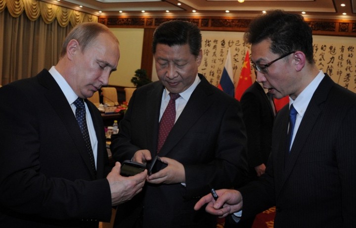 Путин подарил лидеру Китая Yotaphone 2