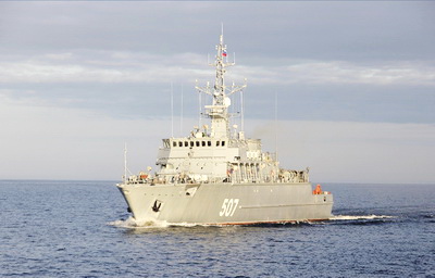 Тральщик «Иван Антонов» с корпусом из пластика спущен на воду в Петербурге