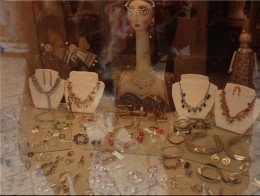 В Кузбассе разыскивают подозреваемых в совершении вооруженного нападения на ювелирный магазин